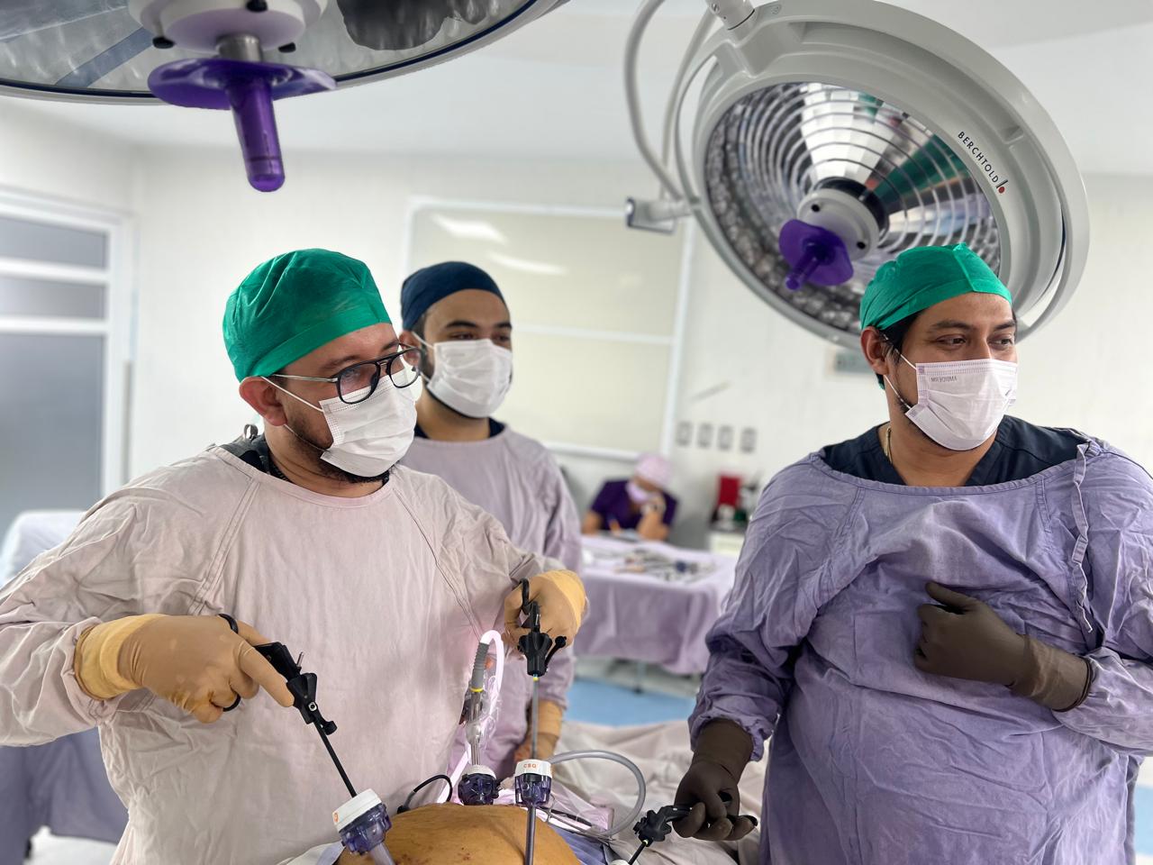 Dr. Juan Pablo Landeros junto al equipo quirúrgico